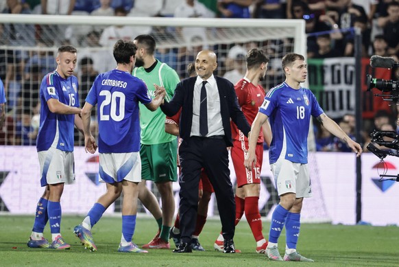 epa12167093 Italy&#039;s head coach Luciano Spalletti (C) reacts after the FIFA World Cup 2026 qualifier soccer match between Italy and Moldova at Mapei Stadium in Reggio Emilia, Italy, 09 June 2025.  ...