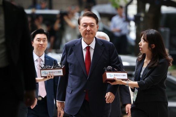 epa12756241 (FILE) - Former South Korean President Yoon Suk Yeol (C) arrives at court to attend a hearing to review his arrest warrant requested by special prosecutors in Seoul, South Korea, 09 July 2 ...
