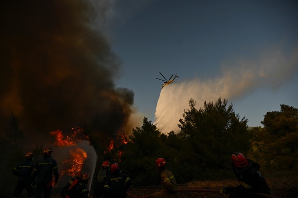 A firefighting helicopter drops water over a smoke-filled forest during a wildfire near Porto Germeno, northwest of Athens, Greece, Sunday, Aug. 2, 2026. (AP Photo/Michael Varaklas)
APTOPIX Greece Wil ...