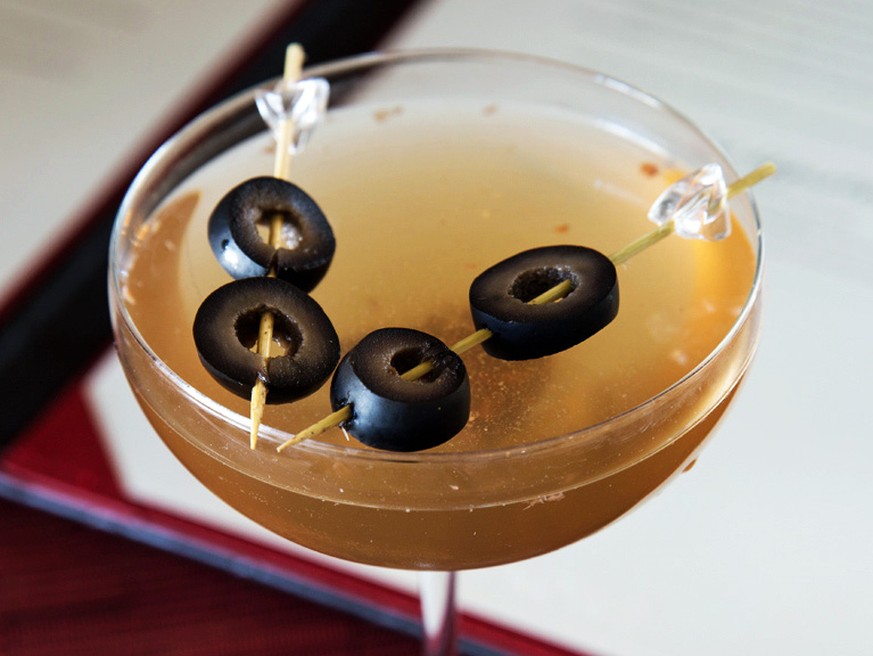 Filthy martini oliven drinks alkohol trinken gin https://www.pinterest.ch/pin/238479742743480552/