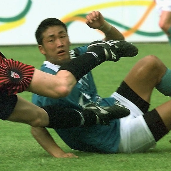 Der St. Galler Dorjee Tsawa (rechts) laesst den Neuenburger Sebastien Jeanneret am 12. Juli 1997 im Spiel St. Gallen - Xamax fliegen. (KEYSTONE/PETER LAUTH)