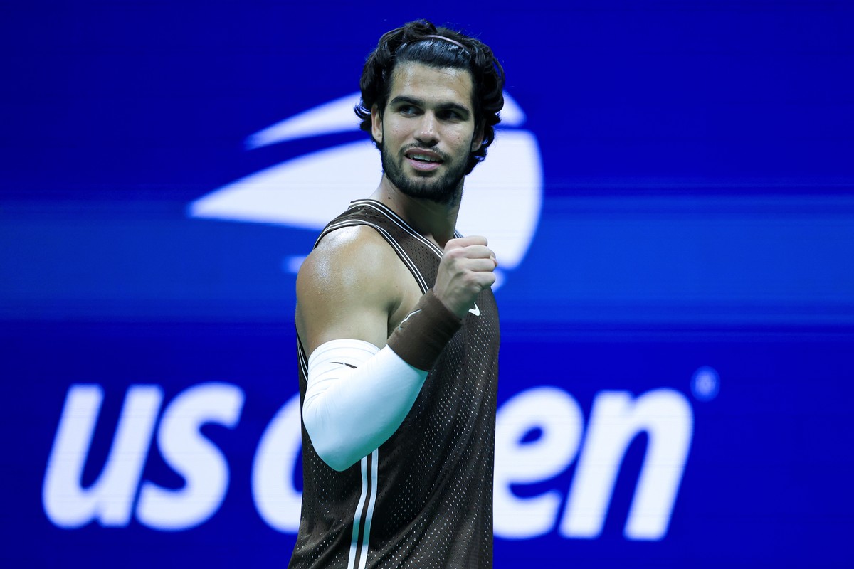 epaselect epa13208292 Carlos Alcaraz of Spain reacts while in action against Jaime Faria of Portugal during their Men's Singles second round match at the US Open Tennis Championships in Flushing  ...
