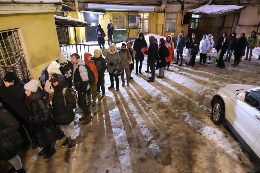 People line up to leave their signatures for Boris Nadezhdin, a liberal Russian politician, who aspires to run for president in March&#039;s presidential election, in St. Petersburg, Russia, Tuesday,  ...