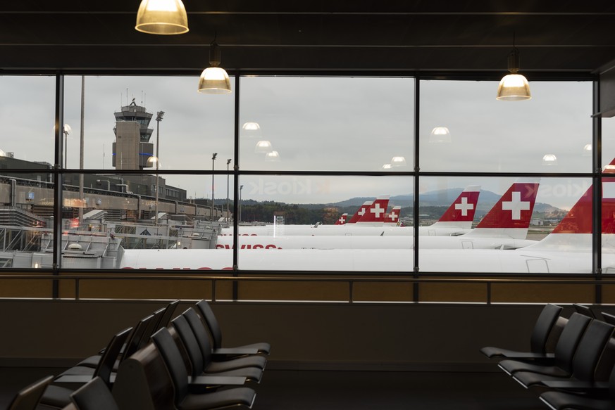 ARCHIVBILD ZUM HALBJAHRESERGEBNIS 2018 DER FLUGHAFEN ZUERICH AG, AM DIENSTAG, 28. AUGUST 2018 ---- Parked Swiss International Air Lines airplanes at Zurich Airport in Kloten, Switzerland, photographed ...