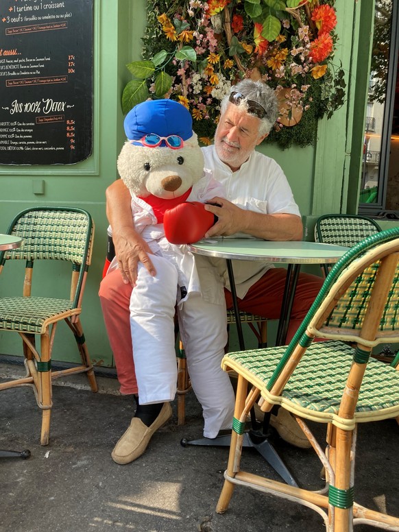 Der Chronist muss sich seinen Platz im Café teilen.