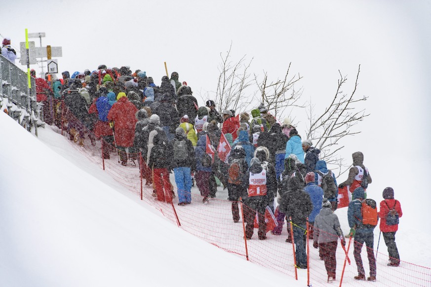 epa05716446 The crowd leaves the venue of the men&#039;s downhill of the FIS Alpine Ski World Cup at the Lauberhorn, in Wengen, Switzerland, 14 January 2017. The race had to be cancelled due to heavy  ...