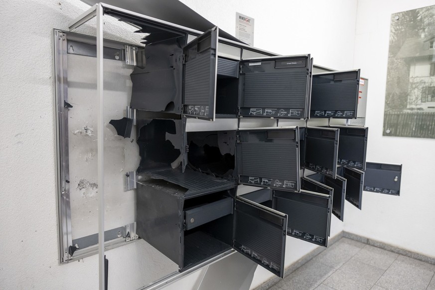 Vue des boites aux lettres ou un colis piege a explose dans le hall de l&#039;immeuble blessant grievement une fillette, ce mardi 26 novembre 2024 a Geneve. Une explosion est survenue, lundi, peu apre ...