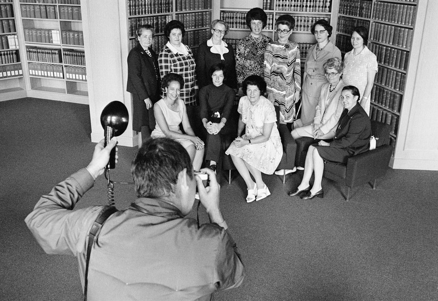 Group Portrait with Twelve Ladies: The ten first female members of the National Council elected in 1972 and the two members who moved up in December 1971 and June 1972 (Sahlfeld und Meyer): Elisabeth  ...