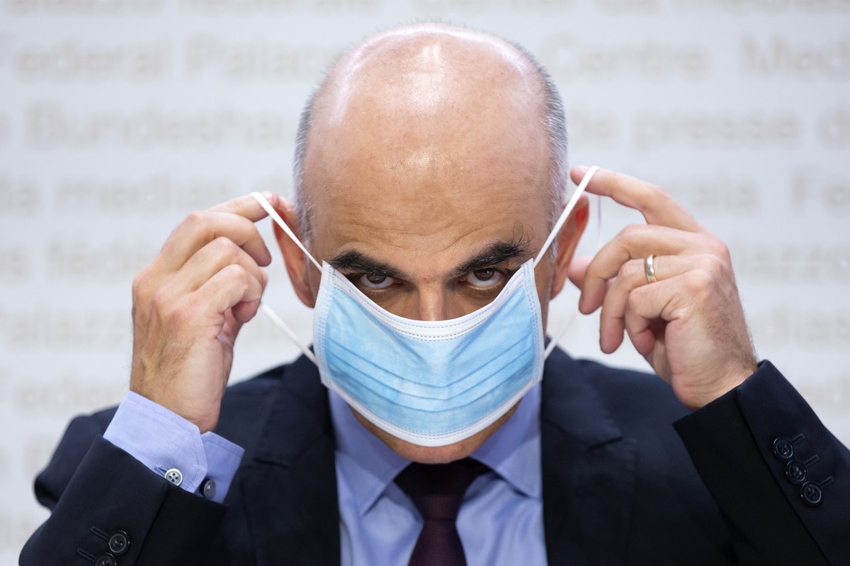 Bundesrat Alain Berset zieht seine Maske an, am Ende einer Medienkonferenz des Bundesrates ueber die Reform der beruflichen Vorsorge, am Mittwoch, 25. November 2020, in Bern. (KEYSTONE/Peter Klaunzer)