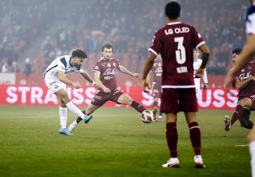 FC Zuerichs Bledin Krasniqi, links, schiesst das Tor zum 1:0 beim Fussballspiel der Super League zwischen dem FC Zuerich und dem Servette FC im Letzigrund Stadion, am Samstag, 29. Januar 2022 in Zueri ...