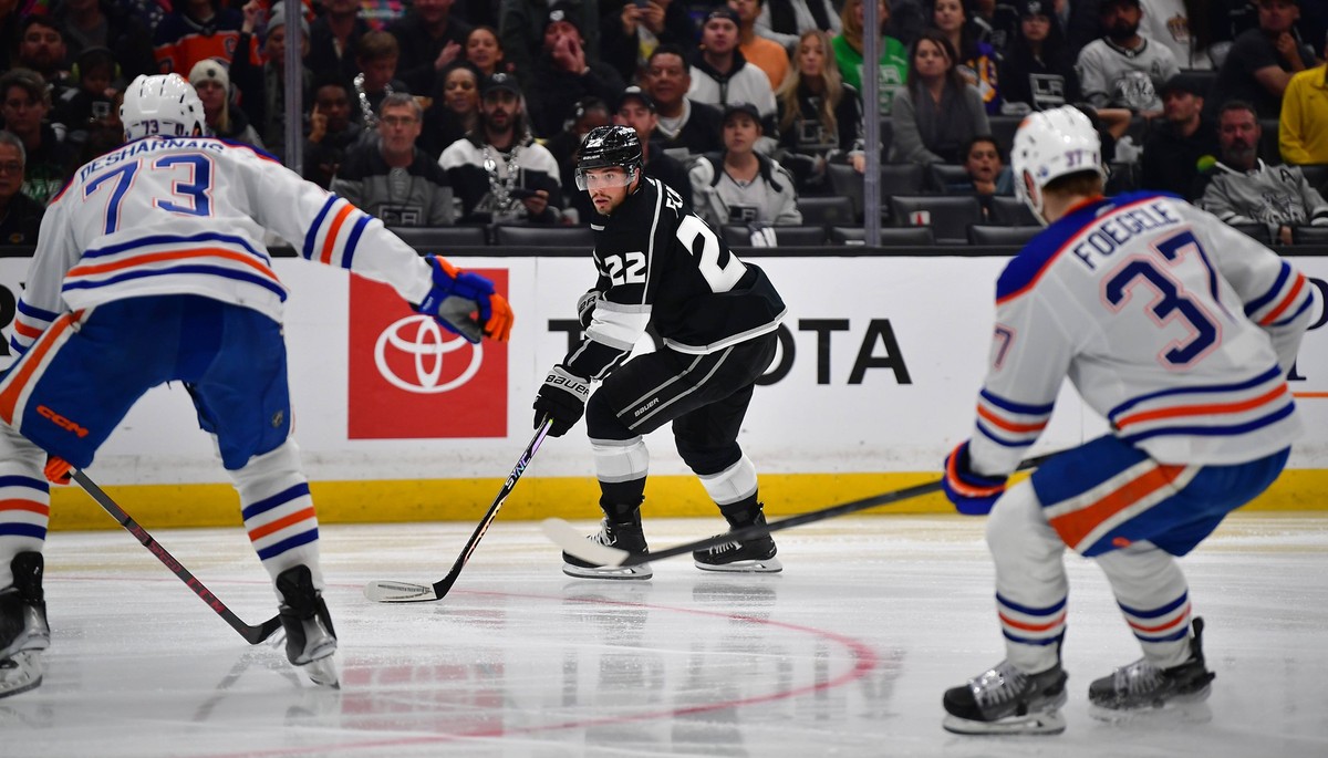 NHL, Eishockey Herren, USA Stanley Cup Playoffs-Edmonton Oilers at Los Angeles Kings Apr 23, 2023 Los Angeles, California, USA Los Angeles Kings left wing Kevin Fiala 22 moves the puck against Edmonto ...