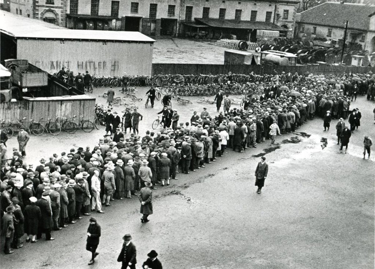 Schlange von Arbeitslosen im Hof des Arbeitsamtes Hannover, Mai 1932.
https://www.dhm.de/lemo/bestand/objekt/arbeitslosenschlange-1930
