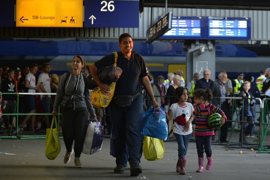 Die Erleichterung ist den Flüchtlingen ins Gesicht geschrieben.