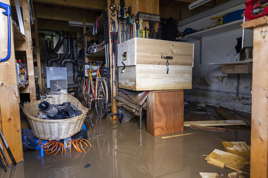 Ein Keller eines Einfamilienhauses unter Wasser nach dem Murgang vom Donnerstagabend ueber dem Oberwalliser Dorf Oberwald, Gemeinde Obergoms, am Freitag, 9. Juli 2021. Die andauernden Regenfaelle der  ...