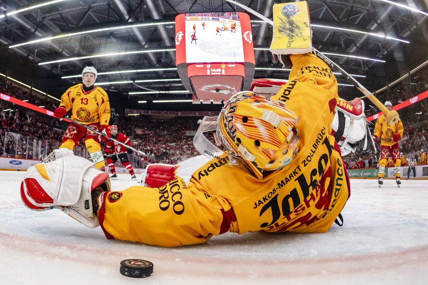 Le gardien Luca Boltshauser (SCL), reagit apres le but du 3:2 de Theo Rochette (LHC) lors du premier match des Play-off des quarts de finale du championnat suisse de hockey sur glace de National Leagu ...