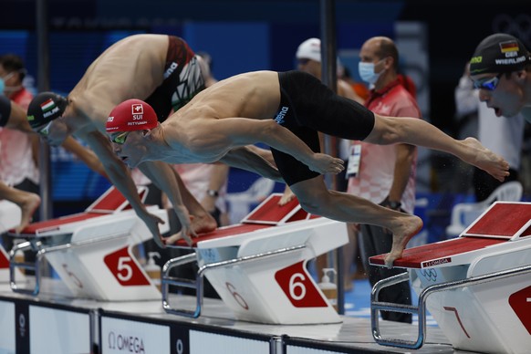 epa09365672 Roman Mityukov of Switzerland starts for the first leg in the men&#039;s 4x100m Freestyle Relay Heats during the Swimming events of the Tokyo 2020 Olympic Games at the Tokyo Aquatics Centr ...