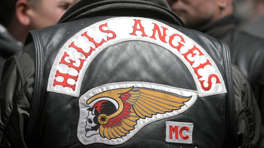 epa03306543 Members of the motorcycle club Hells Angels attend a protest action in Frankfurt Main, Germany, 14 July 2012. About 300 members of motorcycle clubs initiated a motorcade through the city o ...