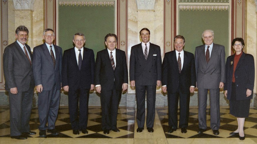 Das offizielle Bundesratsfoto 1993 v.l.n.r.: Francois Couchepin, Kaspar Villiger, Arnold Koller, Otto Stich, Adolf Ogi, Jean-Pascal Delamuraz, Flavio Cotti, Ruth Dreifuss. (KEYSTONE/ HANDOUT BUNDESKAN ...