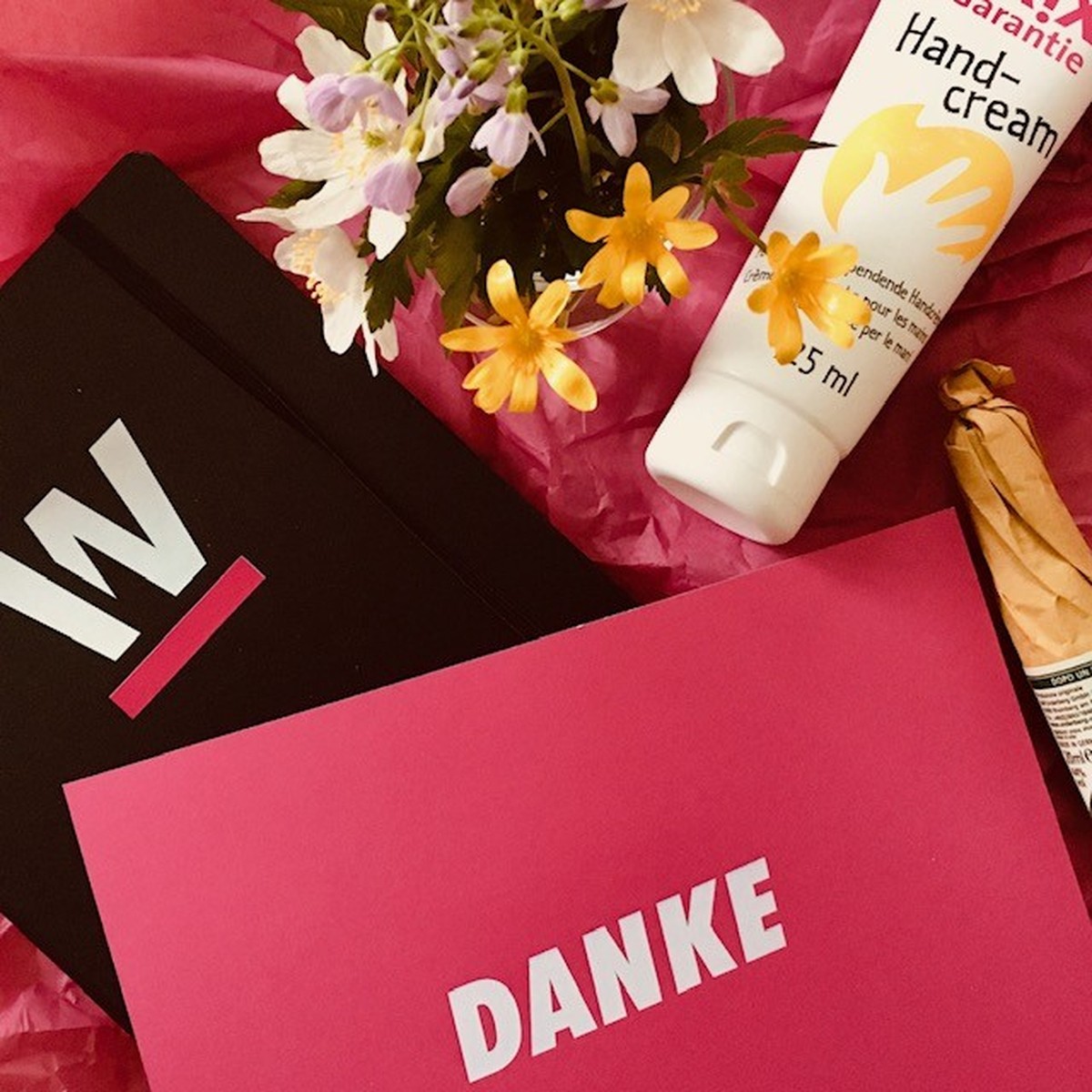 Das Büro hat Handcreme, Schnapps, Desinfektionsmittel, ein Notizbuch, noch was, das ich vergessen habe, und eine herzige Karte ins Home-Office geschickt.