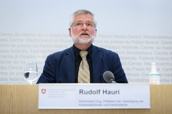 Rudolf Hauri, Kantonsarzt Zug, Praesident der Vereinigung der Kantonsaerztinnen und Kantonsaerzte VKS, spricht an einem Point de Presse zur Covid 19 Situation, am Dienstag, 7. Dezember 2021. (KEYSTONE ...