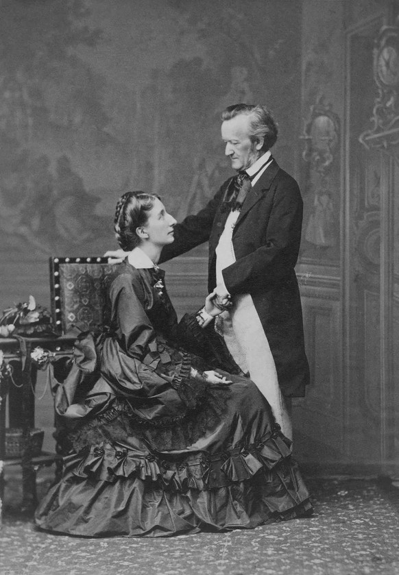 Cosima, hier mit Richard Wagner, war das dritte Kind von Franz Liszt und Marie d'Agoult. Die Fotografie entstand 1872.
https://commons.wikimedia.org/wiki/File:Fritz_Luckhardt_-_Richard_y_Cosima_W ...