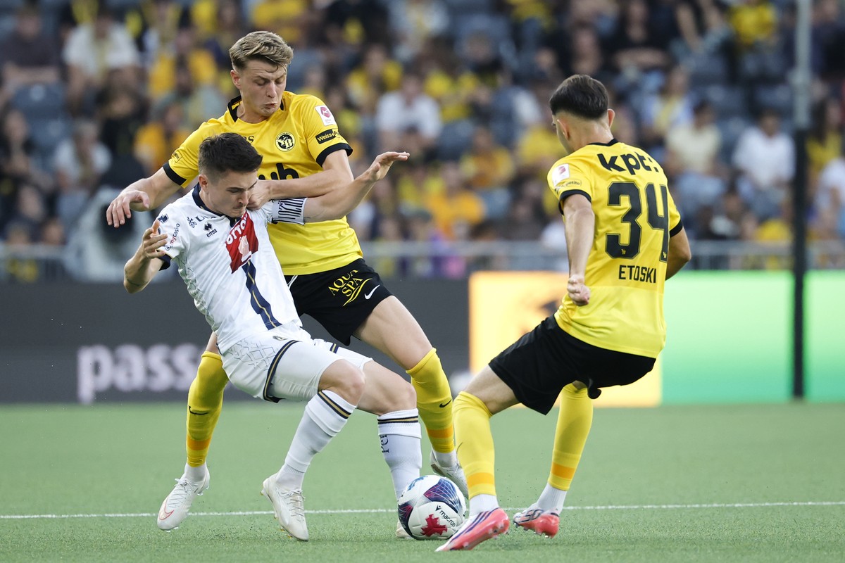 Matteo Di Giusto (FCL), links, Lewin Blum (YB), Mitte, und Edin Etoski (YB) in Aktion im Super League Spiel zwischen dem BSC Young Boys und dem FC Luzern, am Samstag, 5. September 2026 im Stadion Wank ...