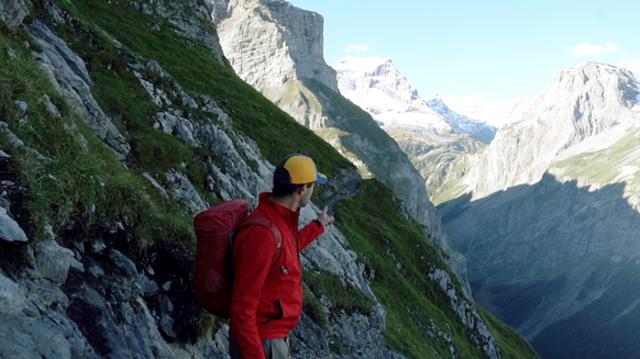 Gleich nach der Seilbahn-Bergstation führt der Weg in steilem Gelände zum Kalktrittli.