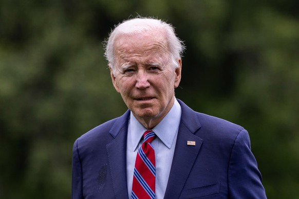 epa10663436 United States President Joe Biden walks to the White House from Marine One in Washington, D.C., USA, 30 May 2023. The Bidens returned from Delaware. EPA/Julia Nikhinson / POOL