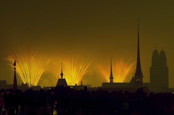 Feuerwerk ueber der Stadt Zuerich beim grossen Silvesterzauber am Freitag, 1. Januar 2016. (KEYSTONE/Walter Bieri )