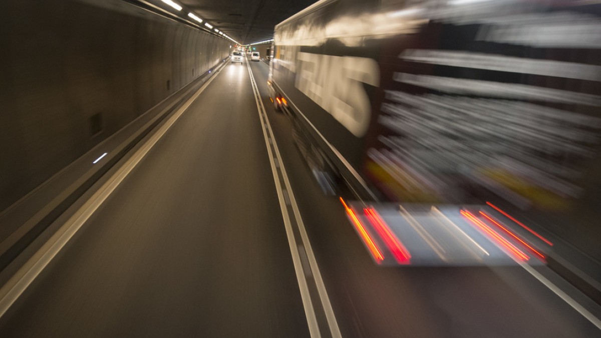 Mann-rast-unter-Drogeneinfluss-durch-den-Gotthardtunnel-und-berholt-21-Autos
