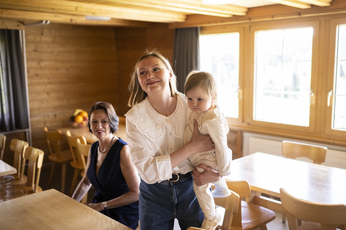 Staatssekretaerin Christine Schraner Burgener, Direktorin des Staatssekretariats fuer Migration (SEM), links, spricht Maryna Hryshai und ihrer Tocher, einer ukrainische Familie im Kinderdorf Pestalozz ...