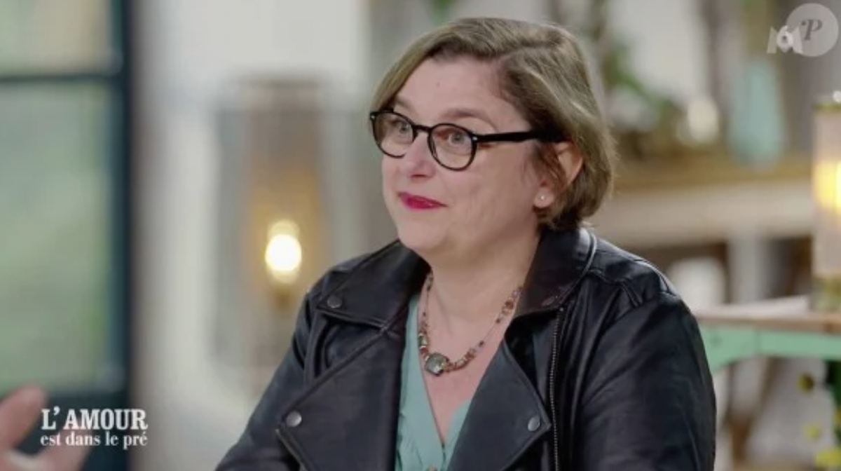 Clotilde prétendante de Roméo dans l'amour est dans le pré