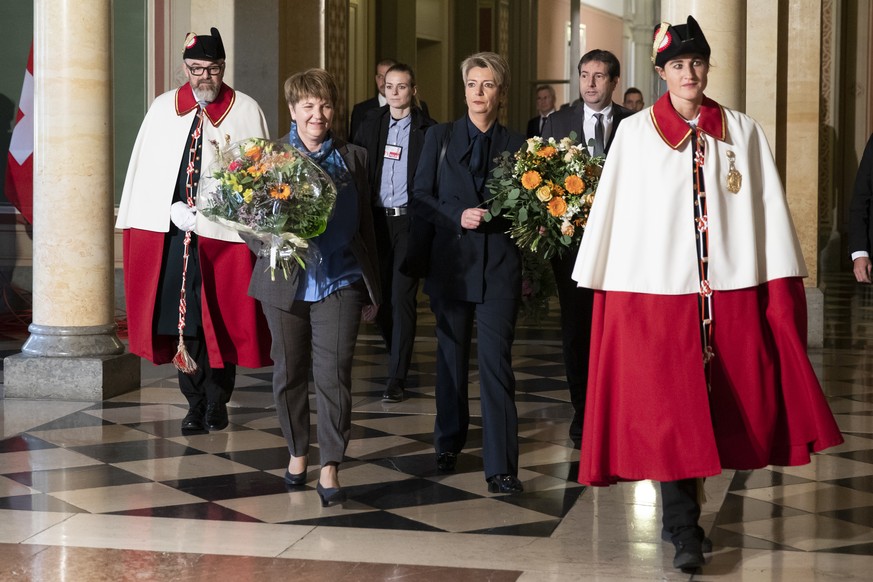 Die neugewaehlten Bundesraetinnen Karin Keller-Sutter, rechts, und Viola Amherd, auf dem Weg zum Treffen mit dem Gesamtbundesrat, nach der Ersatzwahl in den Bundesrat durch die Vereinigte Bundesversam ...