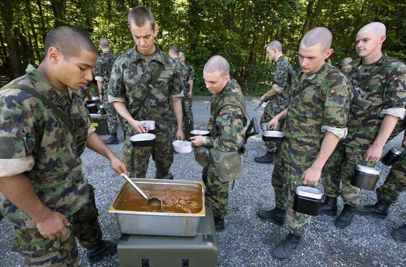 ARCHIV --- ZU DEN VORSCHLAEGEN ZUR WEITERENTWICKLUNG DER ARMEE DER SICHERHEITSPOLITISCHEN KOMMISSION DES STAENDERATES STELLEN WIR IHNEN FOLGENDES BILD ZUR VERFUEGUNG --- Ein zum Kuechendienst abkomman ...