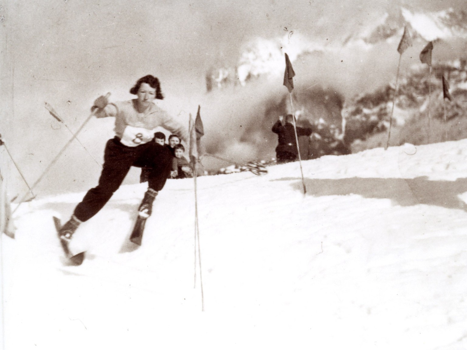 Fuhr allen um die Ohren: Rösli Streiff holte sich 1932 in Italien die Weltmeistertitel im Slalom und in der Kombination.
https://fotoware.gl.ch/fotoweb/archives/5004-Landesarchiv/Landesarchiv/Fotosamm ...