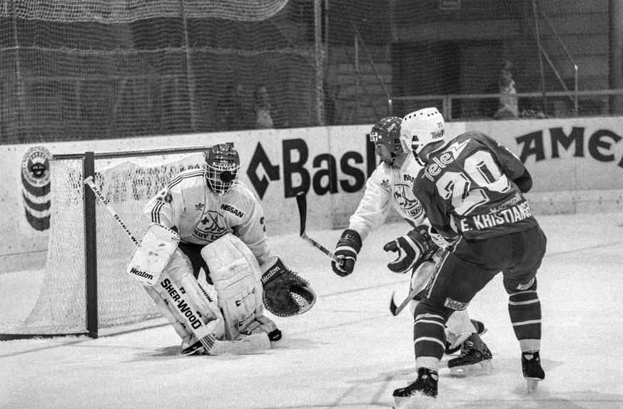 Renato Tosio, Goalie der Schweizer Eishockey-Nationalmannschaft, wehrt, unterstuetzt von seinem Mitspieler Jakob Koelliker, einen Angriff der Norweger ab, aufgenommen im September 1989 in Langnau beim ...