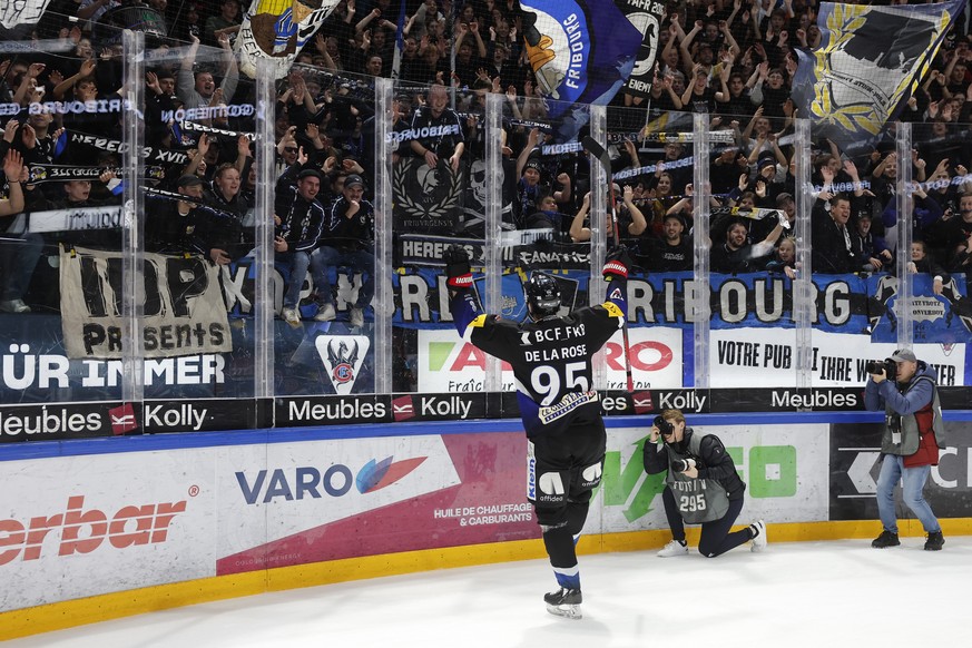 Gotterons Jacob De la Rose wird von den Fans gefeiert, nach dem Eishockey Meisterschaftsspiel der National League zwischen dem HC Fribourg Gotteron und HC Ambri-Piotta, am Freitag, 6. Januar 2023 in d ...