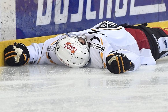 Damien Brunner liegt benommen auf dem Eis.