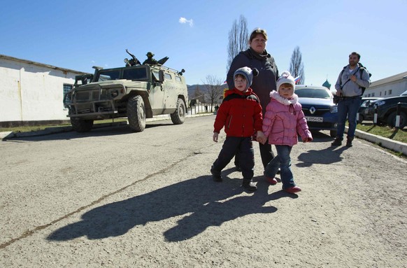 Frau und Kinder unterwegs im Krisengebiet in Simferopol am 3. März.
