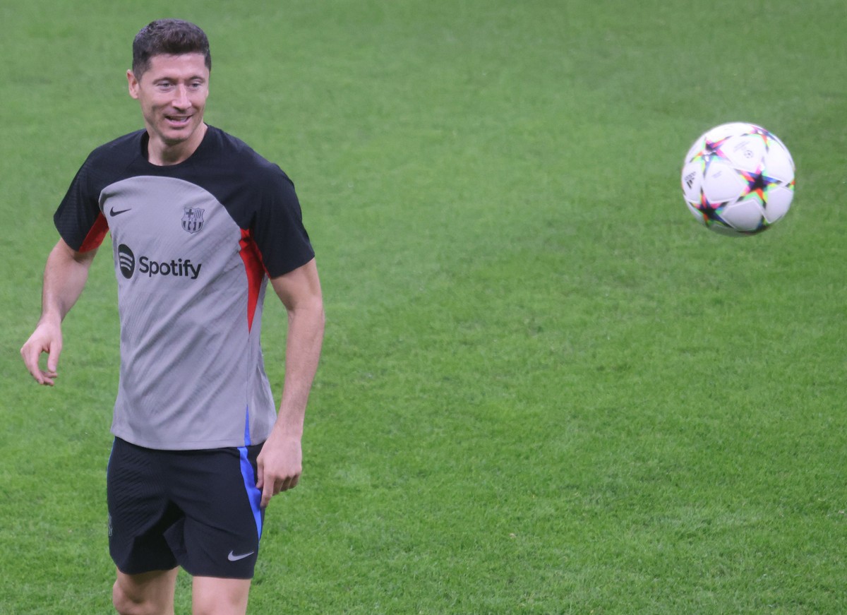 epa10221695 Barcelona���s Robert Lewandowski in action during his team's training session at Giuseppe Meazza stadium in Milan, Italy, 03 October 2022. Inter Milan will face FC Barcelona in a UEFA ...