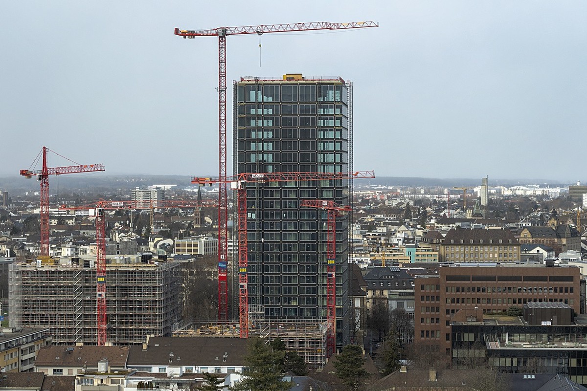 Das Baloise Hochhaus der Architekten Miller und Maranta mit anderen im Bau befindlichen Gebaeuden des Baloise Park daneben, in Basel, am Mittwoch, 30. Januar 2019.(KEYSTONE/Georgios Kefalas)