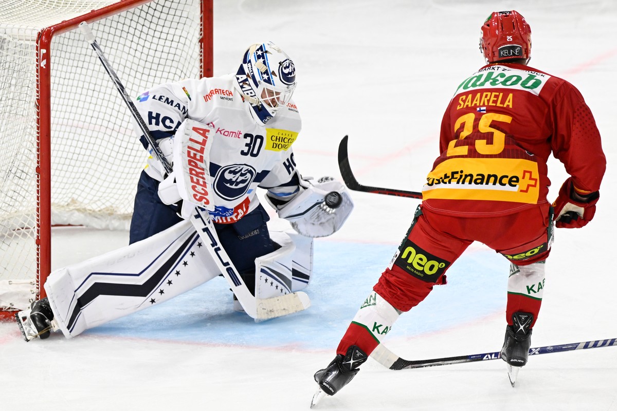 Tigers Aleski Saarela, rechts, im Kampf um den Puck gegen Ambris Goalie Janne Juvonen, links, beim Eishockey-Qualifikationsspiel der National League zwischen den SCL Tigers und dem HC Ambr-Piotta, am  ...
