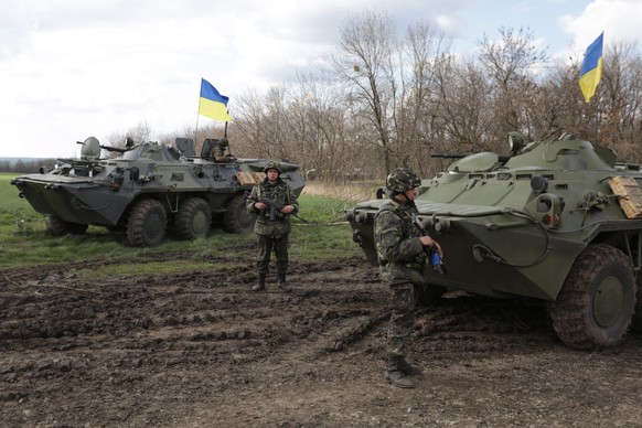 Gepanzerte Fahrzeuge des ukrainischen Militärs in der Nähe von Slawjansk