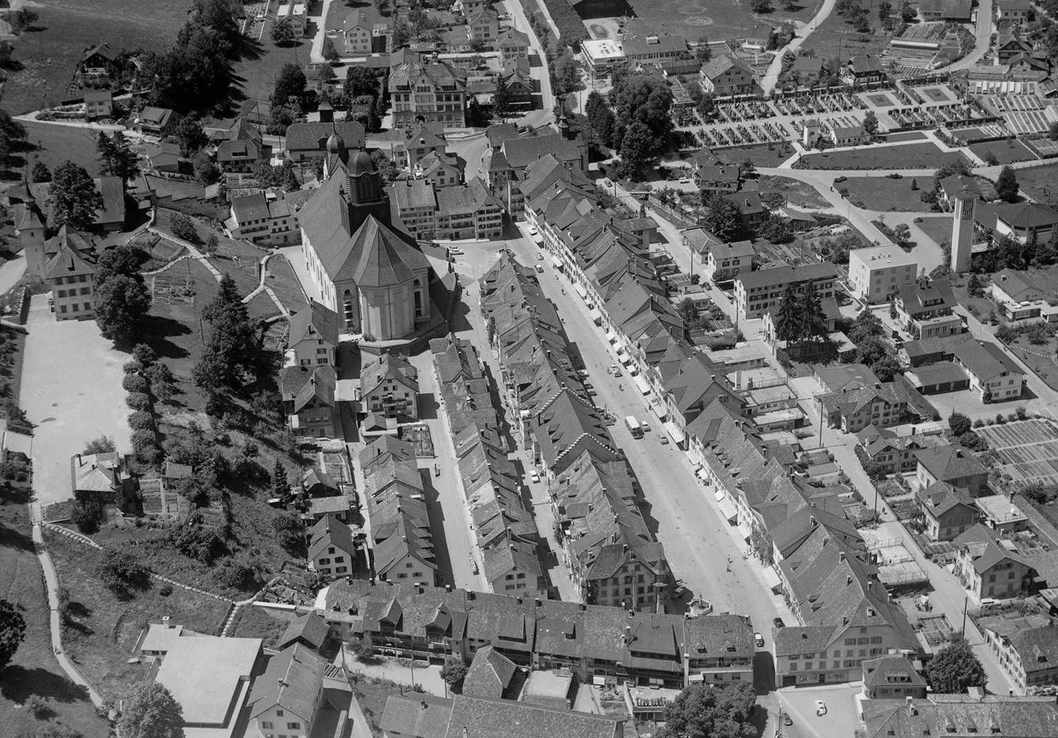 Willisau aus der Luft, 1962. Am unteren Rand ist die Baulücke zu erkennen, wo 1980 das Untertor neu erbaut wurde.
https://ba.e-pics.ethz.ch/#detail-asset=ab6247fb-5e57-44a8-b178-227560f15f25