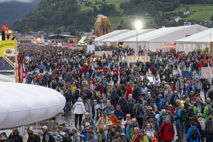 Tausende von Festbesucher stroemen in die Schwingerarena vor dem 1. Gang beim Eidgenoessischen Schwing- und Aelplerfest 2025 Glarnerland (ESAF), am Samstag, 30. August 2025, in Mollis. (KEYSTONE/Urs F ...