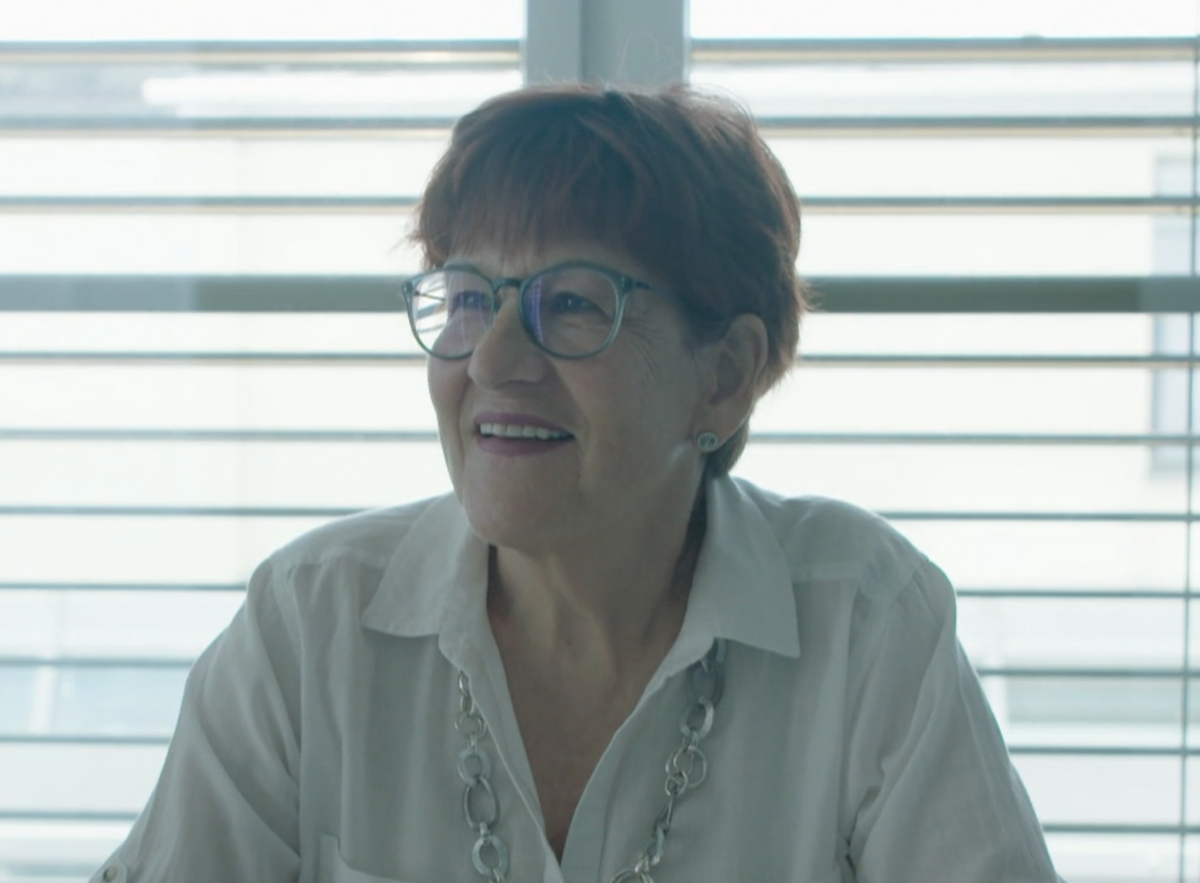 Maria Müller ist glücklich über ihren Eingriff.