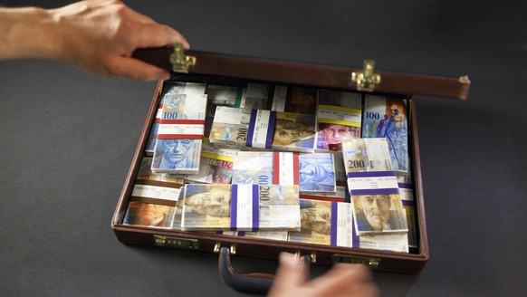 [EDITOR&#039;S NOTE: Topical image, posed picture with fake money] A briefcase with bundles of fake banknotes of Swiss Francs, pictured on July 21, 2011. (KEYSTONE/Martin Ruetschi)