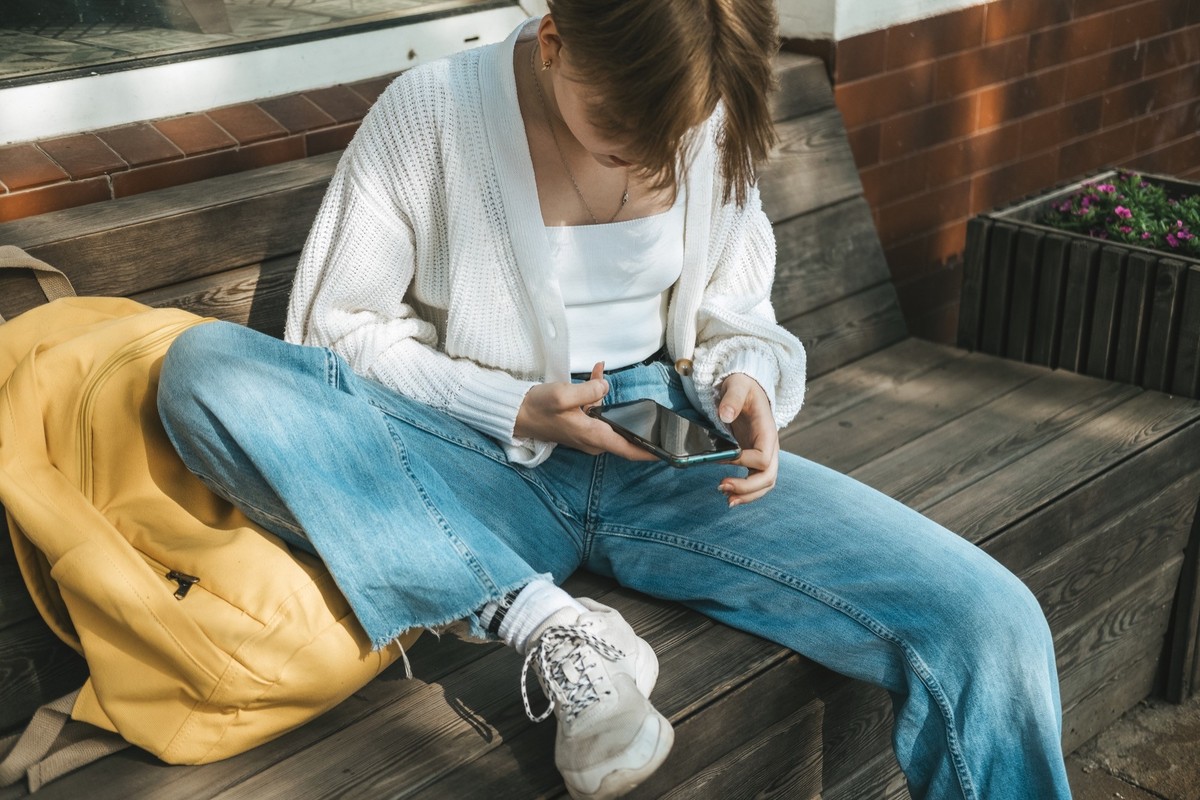 Teenager mit Smartphone (Symbolbild).