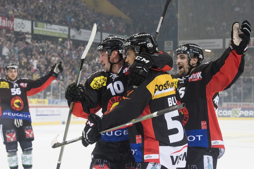 Die Spieler des SC Bern jubeln nach dem vierten Tor (4-1) des Verteidiges Eric Blum, beim Eishockey Meisterschaftsspiel der NLA zwischen dem SC Bern den SCL Tigers und am Freitag, 9. September 2016, i ...