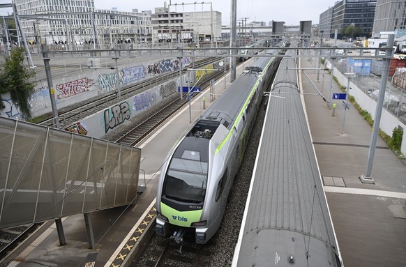 Zuege der BLS und der SBB stehen still im Bahnhof Bern Wandorf am Freitag, 2. Oktober 2020. Im Raum Bern ist der Zugverkehr seit Freitagmorgen stark gestoert. Zuege aus dem Osten der Schweiz koennen w ...